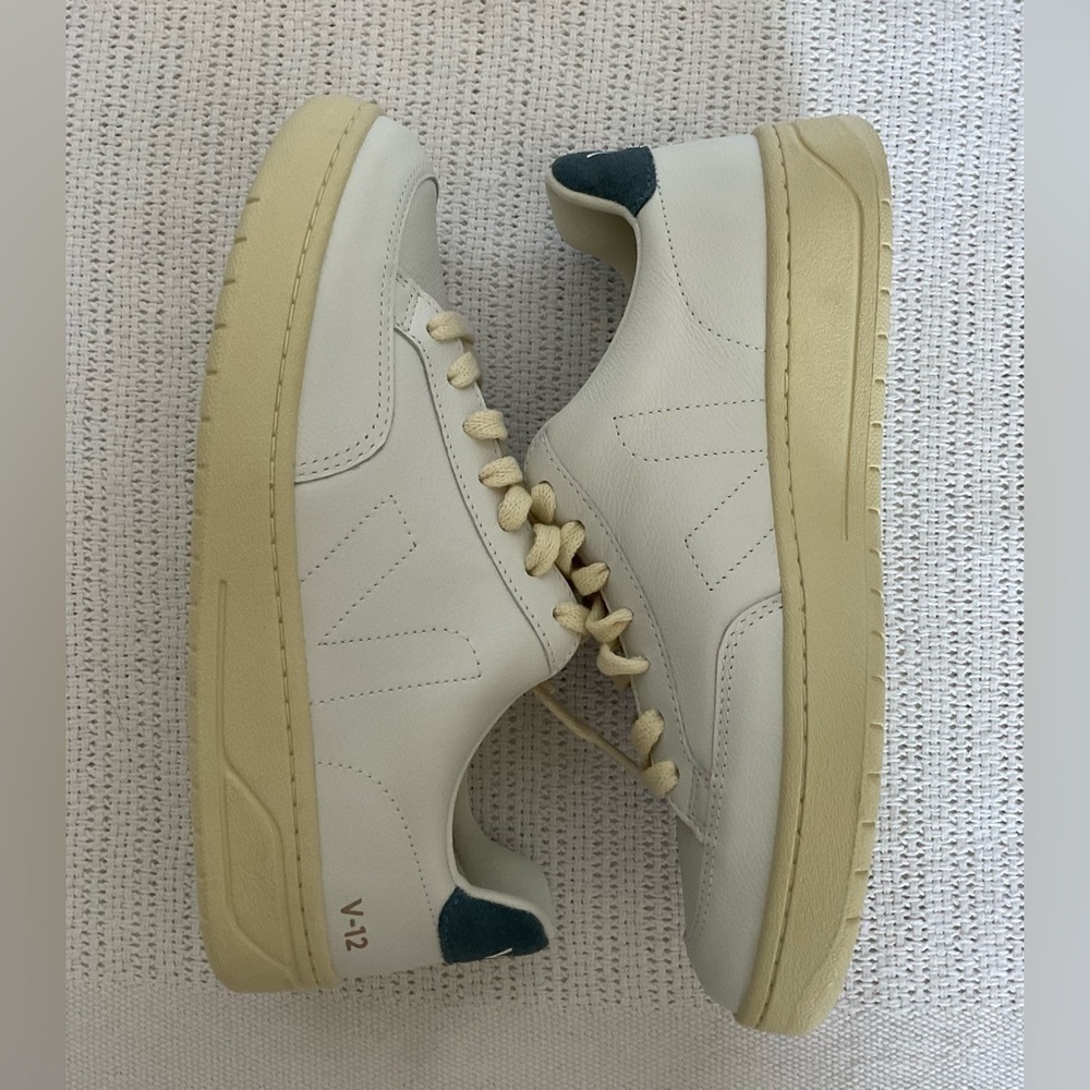Veja White and Cream Sneakers for Casual Elegance - Picture 8 of 9